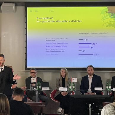 Byt až po čtyřicítce, peníze mnohem dříve: jak rodiče plánují pomáhat dětem